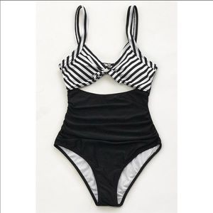 Cupshe - Black and White Ruched One-Piece Swimsuit